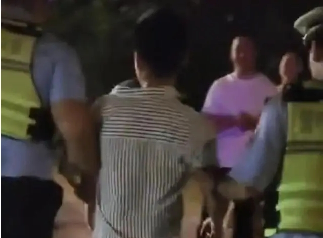 陕西一男子喝下大量白酒，撞击多车后持续叫嚣！警方：已刑拘 