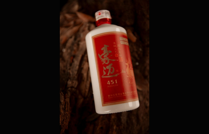 团聚餐桌上的豪迈白酒：文化、情感与社交的交融